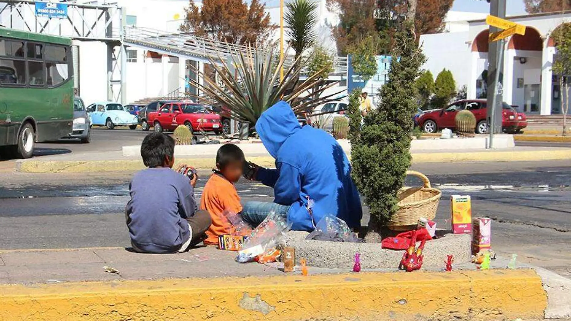 niños trabajadores descansan en la banqueta